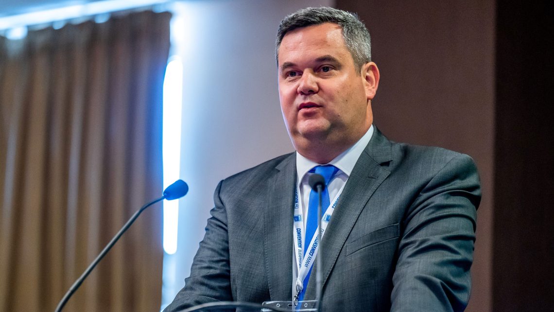 Az egészségügyi államtitkár mérlegeli, hogy mégis kiadják az orvosok és ápolók bent ragadt szabadságait